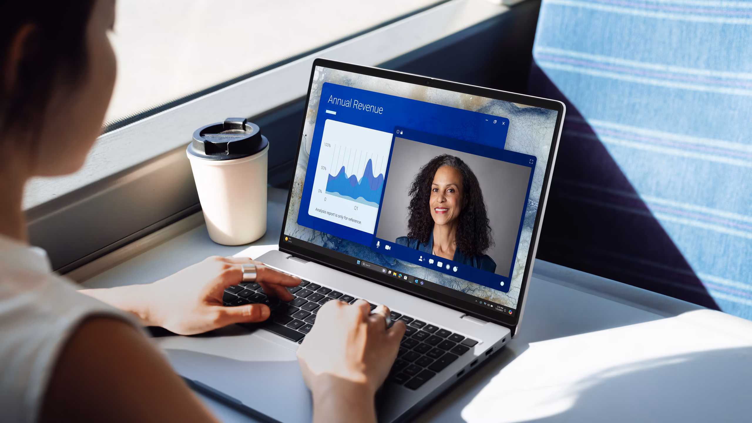 خانمی در حال کار با لپ تاپ Dell Pro PC16250 